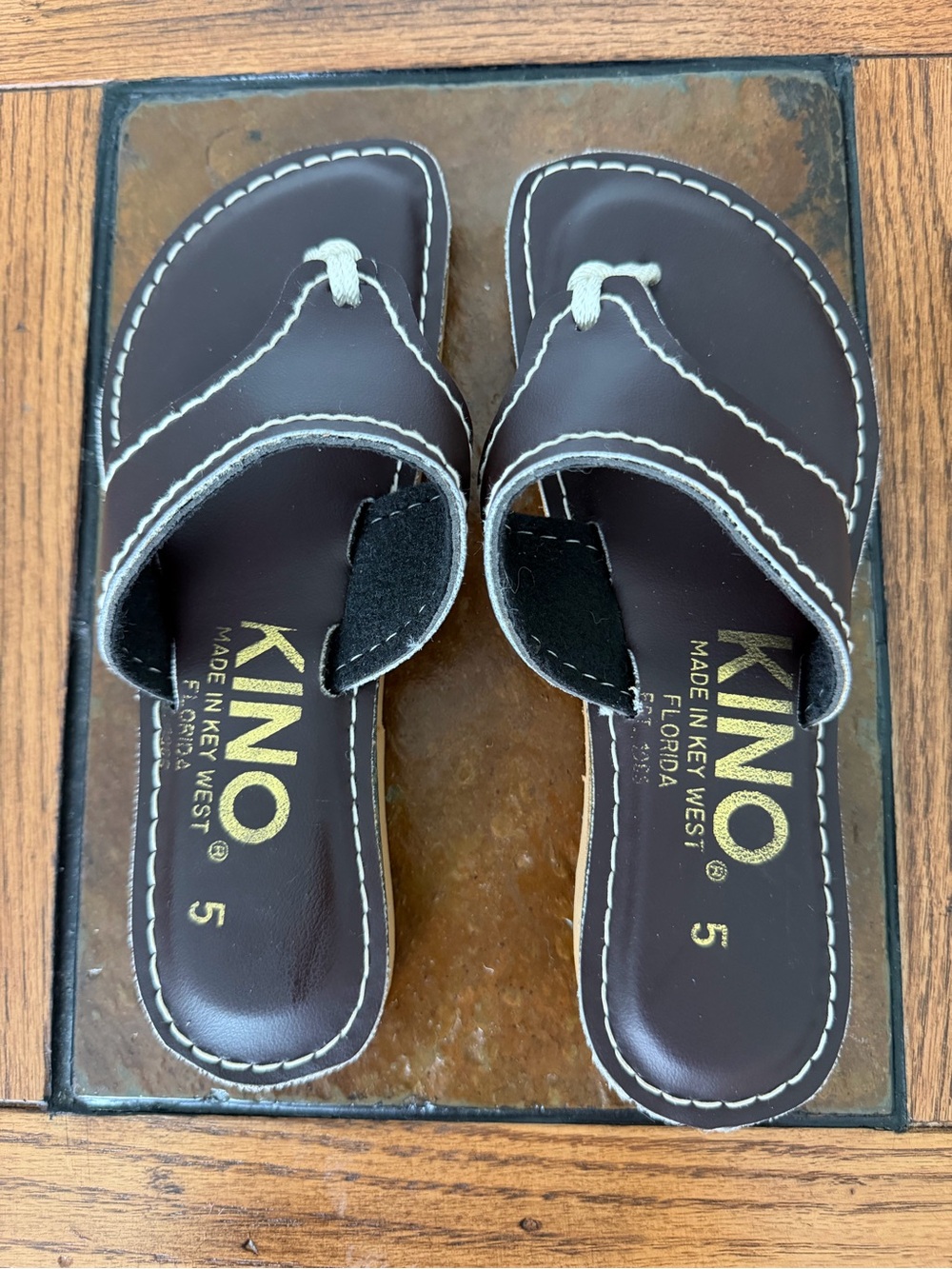 Kino women’s Brown Leather Flip Sandals - Brown Sz 5